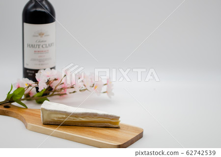 Brie cheese and cutting board red wine Brie cheese and cutting board red wine 62742539