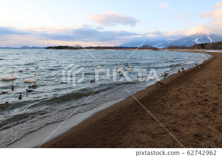 夕陽照耀的豬苗代郎湖和萬代山 夕陽照耀的豬苗代郎湖和萬代山 62742962