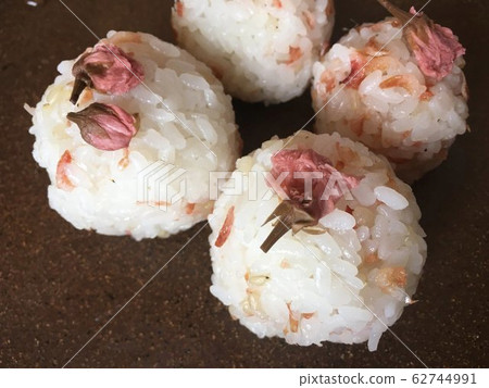 Sakura rice ball 62744991
