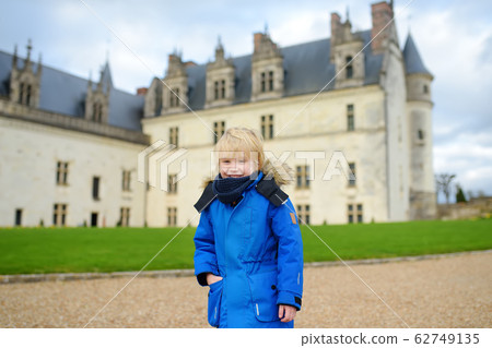 Little boy on the background of famous Royal Little boy on the background of famous Royal 62749135