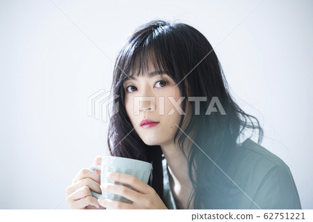 Woman coffee break mug 62751221