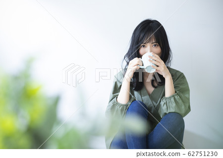 Woman coffee break mug 62751230