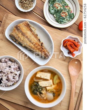 韓國家庭風格的烤鯖魚和配菜 62754258