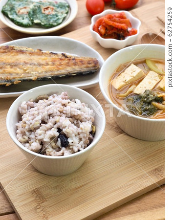 韓國家庭風格的烤鯖魚和配菜 62754259