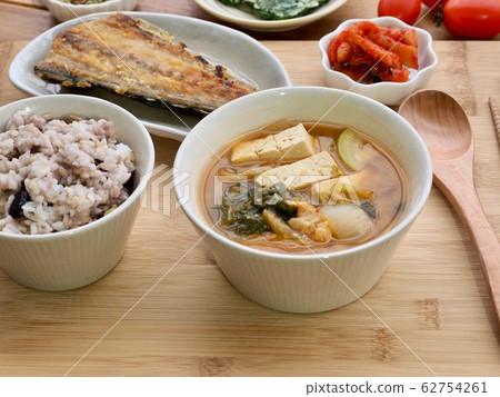 Korean Homemade Grilled Mackerel with Side Dishes 62754261
