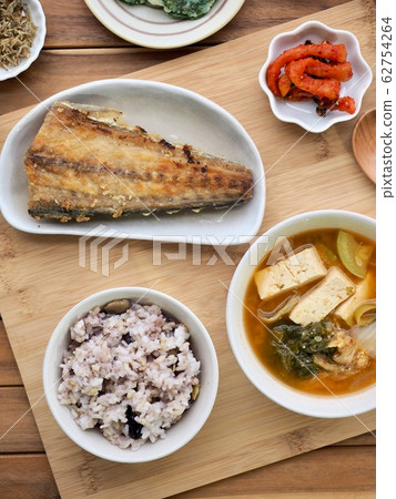 Korean Homemade Grilled Mackerel with Side Dishes 62754264