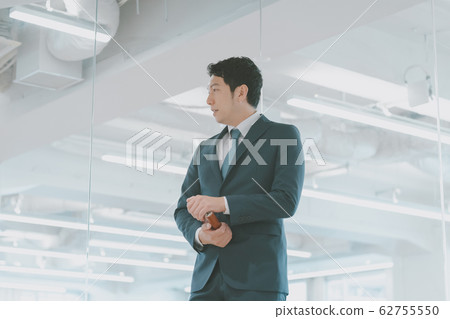 中級僱員 男人 男 62755550