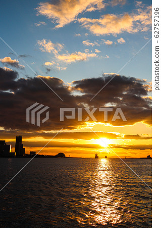 Sunset Diamond Point at Osaka Port Sunset Diamond Point at Osaka Port 62757196