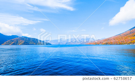 中禪寺湖（秋天） 62758657