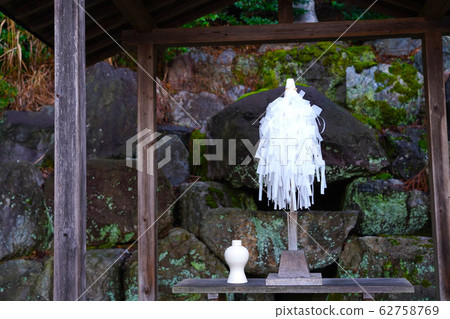 鈔票和瓶子在驅魔的地方 62758769