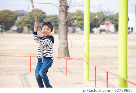 一個男孩在公園裡玩 一個男孩在公園裡玩 62759693