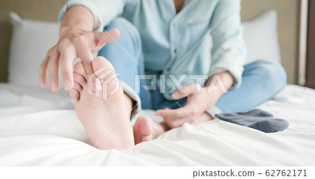applying cream for athletes foot applying cream for athletes foot 62762171