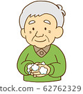 Male seniors wash their hands 62762329