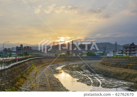 陳綺貞,太陽出來,山頂AKasumire山頂,河畔綠草如茵,天空表面美麗美麗的天空。 陳綺貞,太陽出來,山頂AKasumire山頂,河畔綠草如茵,天空表面美麗美麗的天空。 62762670