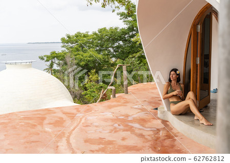 Young female tourist sitting on the ground 62762812