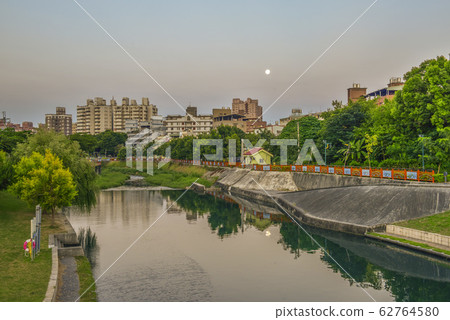 在宮殿的河面上,城堡的城市建築,在反射面的河畔樹的樹木,林屋。 在宮殿的河面上,城堡的城市建築,在反射面的河畔樹的樹木,林屋。 62764580