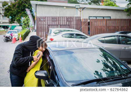 Criminals kidnap women hostages. The thief threatened and used a knife to point to the woman. 62764862