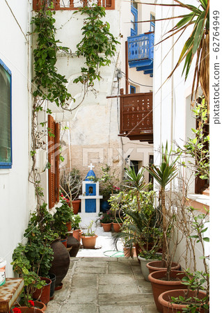 Small chapel in an alley of a Greek city 62764949