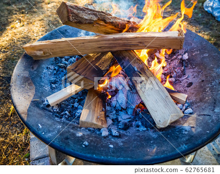 營地篝火晚火 62765681
