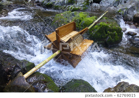 Potato wheel that peels taro using the flow of the Niyodo River tributary 62769015