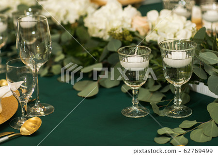 Wedding flowers decoration in the restaurant 62769499