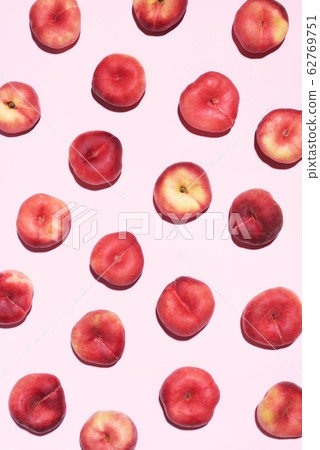 Peaches pattern on pastel pink background. Frame made of fresh fruits. Flat lay, top view, copy space. Vegan and vegetarian diet 62769751