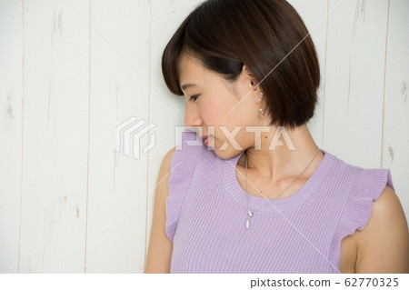 一個女人在夏天的衣服 一個女人在夏天的衣服 62770325