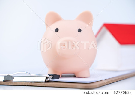 存錢罐 房子 買賣 合約 契約 piggy bank house saving 貯金箱 家 契約書 62770632