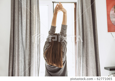 The girl woke up The girl woke up 62771065