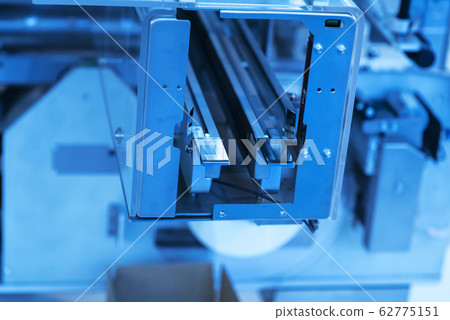 Rotary die cutting machine with slitting blade system 62775151