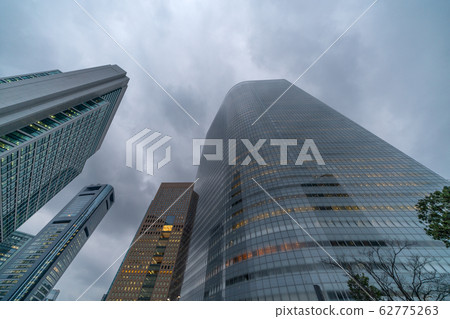 日本的東京城市景觀：新的冠狀病毒，烏雲遍布汐留和摩天大樓（Dentsu和其他遠程辦公設備）= 2月26日 62775263