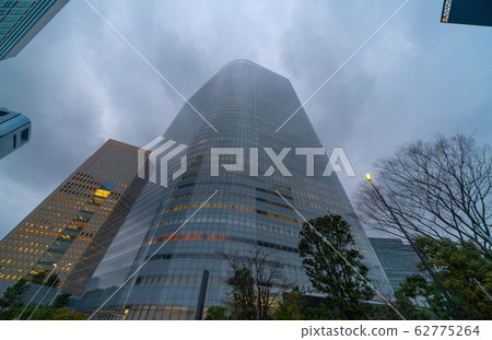 日本的東京城市景觀：新的冠狀病毒，烏雲遍布汐留和摩天大樓（Dentsu和其他遠程辦公設備）= 2月26日 62775264