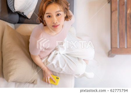 年輕的女人 62775794