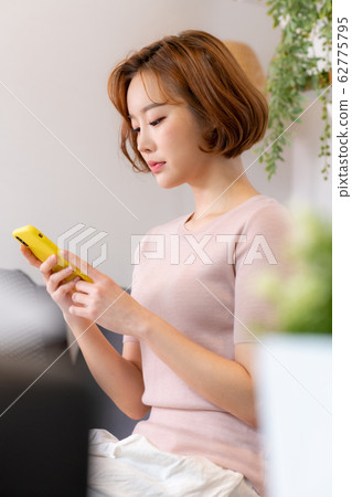 年輕的女人 年輕的女人 62775795