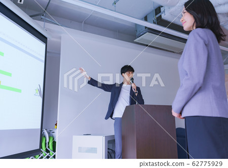 商業形象:在項目管理研討會上回答女性參與者提問的男性講師的場景 商業形象:在項目管理研討會上回答女性參與者提問的男性講師的場景 62775929