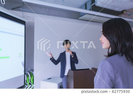 商業形象：在項目管理研討會上回答女性參與者提問的男性講師的場景 62775930