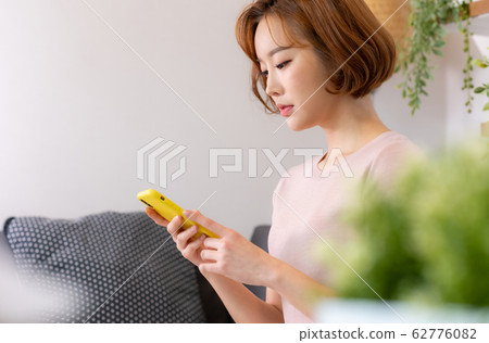 年輕的女人 62776082