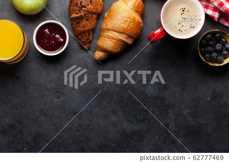 Breakfast with coffee and croissant 62777469