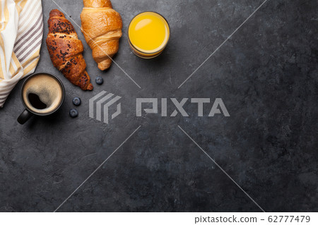 Breakfast with coffee and croissant 62777479