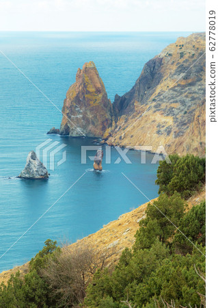 Cliff sea shore. 62778019