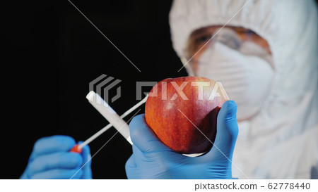 Side view of The scientist shoots a sample in the big apple. Food quality study 62778440