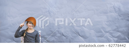 Easter egg and eggshell 62778442