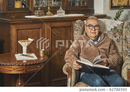 Senior Jew reading book in traditional home Senior Jew reading book in traditional home 62780393