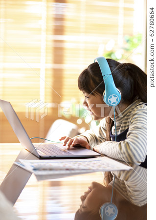 小學女孩學習計算機 小學女孩學習計算機 62780664