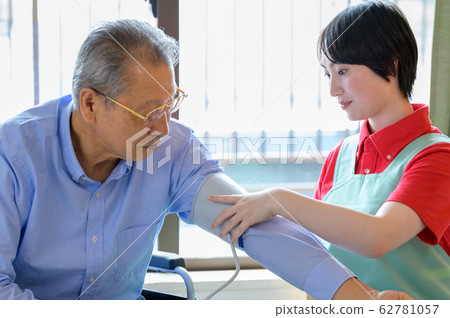 Nursing care image Measuring blood pressure Nursing care image Measuring blood pressure 62781057