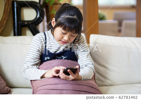 操作智能手機的小學女孩 操作智能手機的小學女孩 62781402