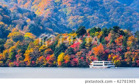 中禪寺湖(秋天):八丁出島和遊船 中禪寺湖(秋天):八丁出島和遊船 62781985