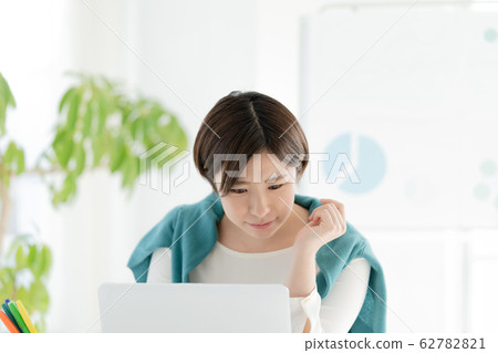 女人擔心計算機 女人擔心計算機 62782821