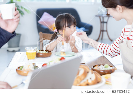 Family image Breakfast 62785422