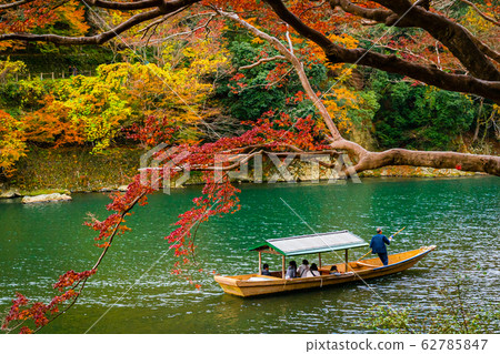 Boatman paddling the boat at Arashiyama forest 62785847